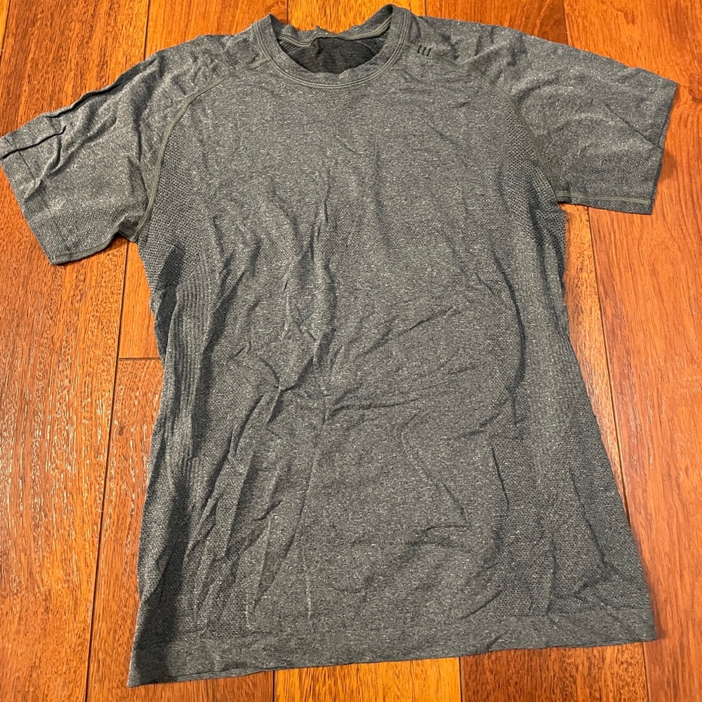 Men’s Lululemon athletic tee